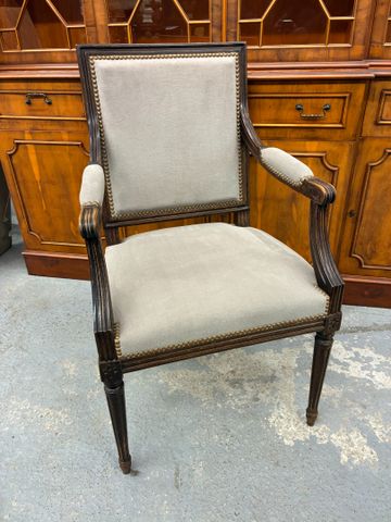 Fauteuil à la reine de style Louis XVI garni de velours gris, 20è