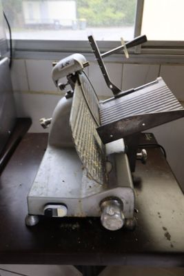 une machine posée sur une table