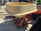un grand saladier jaune posé sur un chariot rouge