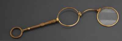 Une paire de binocle en métal doré.