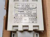 une boîte contenant un appareil électronique blanc