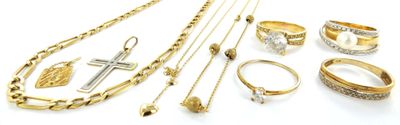 plusieurs types de bijoux en or et en argent disposés sur un fond blanc