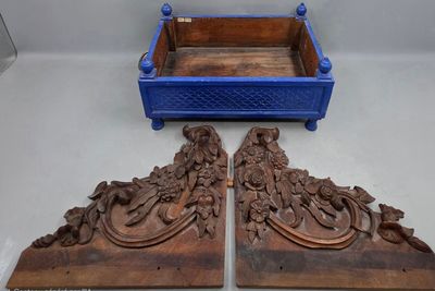 paire de serre-livres anciens en bois sculpté, avec une finition peinte en bleu