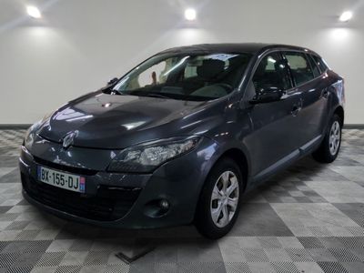 la photo d'une voiture grise garée dans un garage