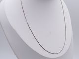 gros plan d'un collier sur un mannequin sur fond blanc