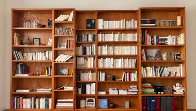 une grande bibliothèque en bois sur laquelle sont rangés de nombreux livres