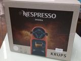 Machine à café Nespresso, Nesa ou Krups, dans son emballage, posée sur une table
