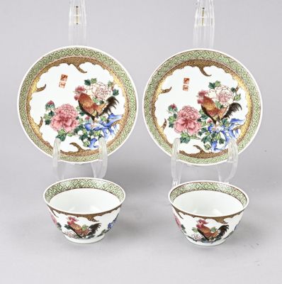 trois pièces de vaisselle en porcelaine, composées d'assiettes et de tasses ornées de fleurs et d'oiseaux