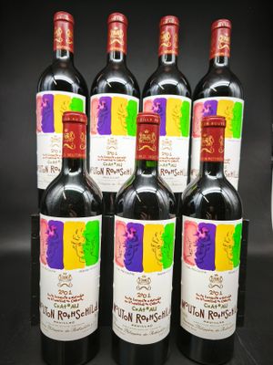 six bouteilles de vin rouge sont alignées sur une table