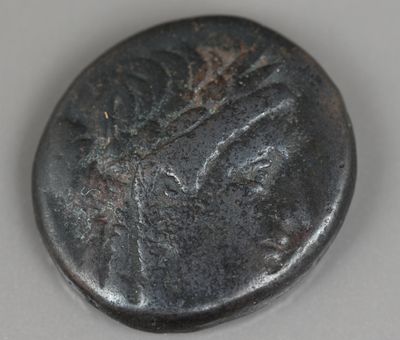 gros plan d'une pièce de monnaie sur une table à fond blanc