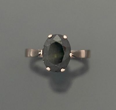 Bague en or gris 18K 750 millièmes ornée d'un saphir ovale b…