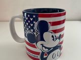tasse à café Mickey Mouse ornée d'un motif représentant le drapeau américain