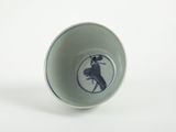 une tasse bleue et blanche sur laquelle est représenté un oiseau