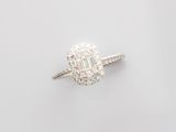 bague en émeraude et diamant sur fond blanc