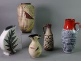 cinq vases posés sur une table