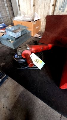 une borne d'incendie rouge posée sur une table noire
