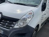 une camionnette blanche garée dans un parking