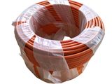 un rouleau de fil électrique orange et blanc emballé dans du plastique