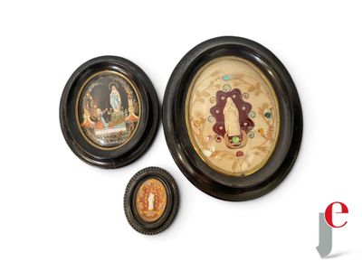 trois tableaux encadrés sur le mur d'une pièce