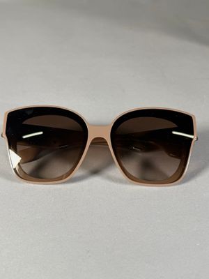 gros plan d'une paire de lunettes de soleil sur une surface blanche