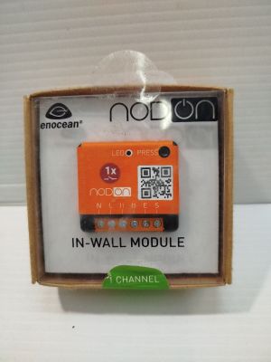 un module encastrable de couleur orange, présenté dans une boîte en carton sur laquelle figure un code QR