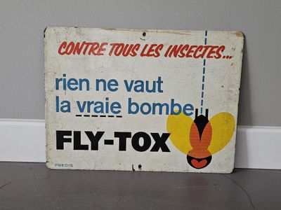 une pancarte posée par terre sur laquelle on peut lire « fly - tox »