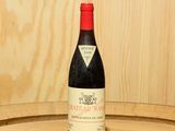 une bouteille de vin posée sur un tonneau
