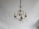 un petit lustre suspendu au plafond d'une pièce