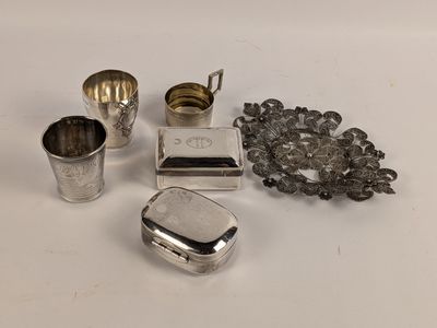 plusieurs objets en argent, notamment une coupe en argent, une cuillère en argent et un récipient en argent