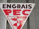 a sign that says engrais pec on the side of a building