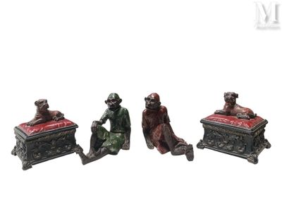 trois figurines représentant un homme et une femme assis sur un banc
