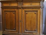 une armoire en bois surmontée d'un miroir