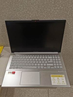 un ordinateur portable posé sur une table
