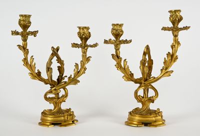 paire de candélabres anciens en laiton avec fleurs et feuilles