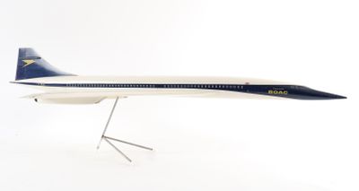 une maquette d'avion posée sur un socle, sur une surface blanche