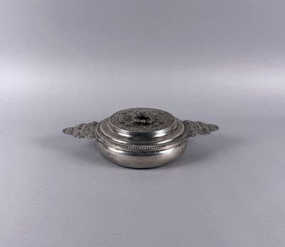 un plat ancien en argent, muni d'un couvercle et orné d'un motif floral