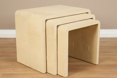 trois tables gigognes en bois posées sur un parquet en bois massif