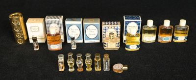 de nombreux petits flacons de parfum posés sur une surface noire