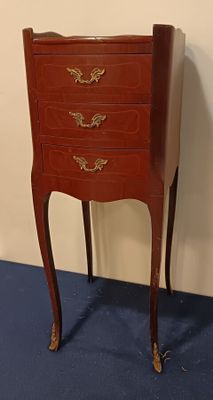 Petite table de chevet en bois naturel ouvrant par 3 tiroirs…