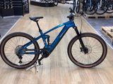un vélo bleu exposé dans un magasin