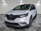 la voiture blanche est garée sur un sol en damier dans le garage