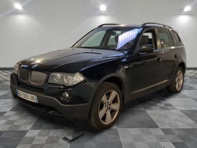 une photo d'un SUV bmw noir garé dans un garage