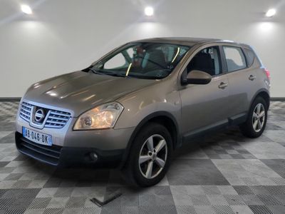 une photo d'un Nissan RAV argenté sur un sol à damier