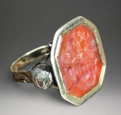 une image représentant une bague sertie d'un corail sculpté