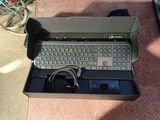 une boîte contenant un clavier et une souris