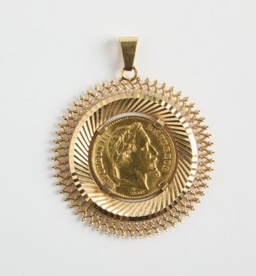 gros plan d'une pièce d'or sur une surface blanche