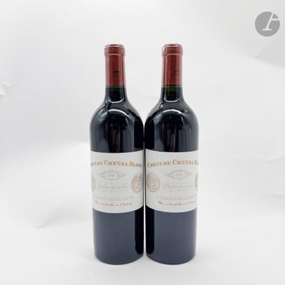 deux bouteilles de vin posées l'une à côté de l'autre sur une table