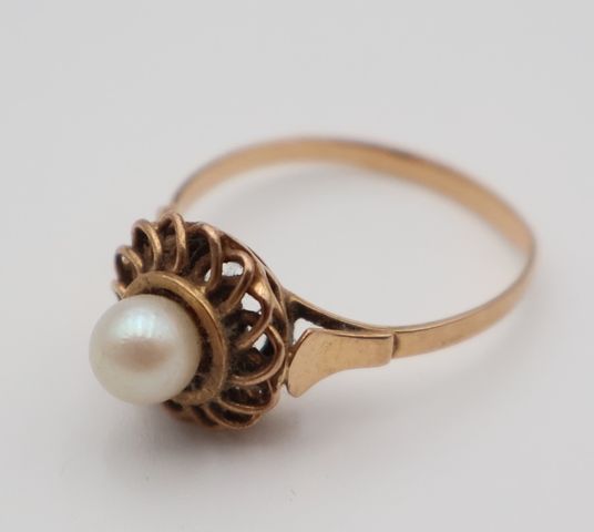 Bague en or 18 carats 750 millièmes à décor d’une perle. En règle...