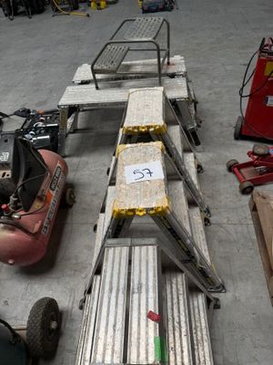 beaucoup de cartons par terre à côté d'un chariot élévateur