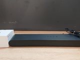 une image représentant une boîte noire et blanche et un casque audio posés sur une table